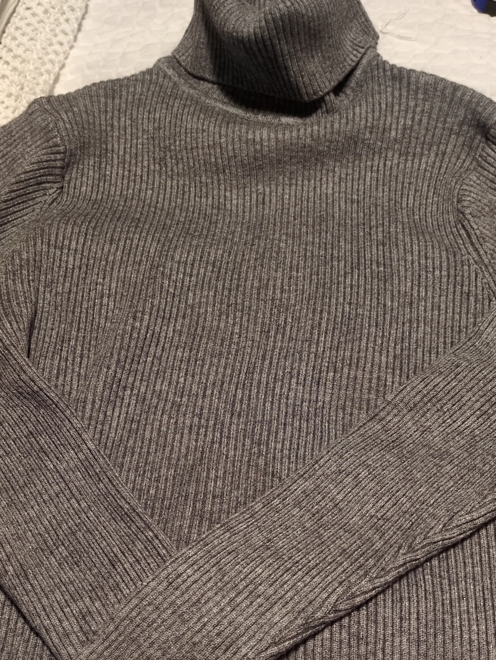 Men's Gray Ribbed Turtleneck Sweater - Classic Winter Knit